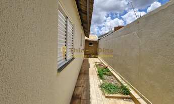 Imagem 5: Casa á venda com 2 dormitórios, 2 vagas, 2 banheiros e ampla varanda com quintal e corredo