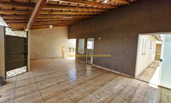 Imagem 3: Casa á venda com 2 dormitórios, 2 vagas, 2 banheiros e ampla varanda com quintal e corredo