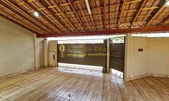 Imagem 2: Casa á venda com 2 dormitórios, 2 vagas, 2 banheiros e ampla varanda com quintal e corredo