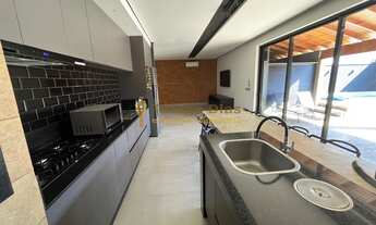 Imagem 6: Casa moderna com cozinha gourmet com churrasqueira, piscina e ampla varanda á venda no bai