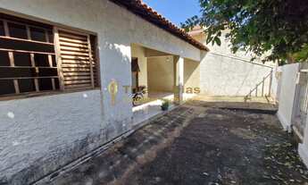 Imagem 2: Casa á venda com 3 dormitórios, varanda ampla com churrasqueira, quintal em ótima localiza