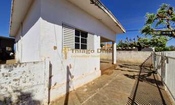 Imagem 3: Casa á venda de esquina com 2 dormitórios, amplo quintal no bairro Chácara Aviação na cida