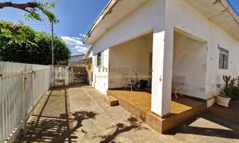 Imagem 2: Casa á venda de esquina com 2 dormitórios, amplo quintal no bairro Chácara Aviação na cida