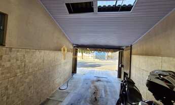 Imagem 3: Casa á venda com 3 dormitórios, churrasqueira, quintal e salão comercial no bairro Cohab C