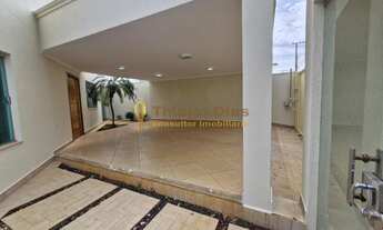 Imagem 2: Casa ampla á venda com 3 vagas, escritório, 3 dormitórios, piscina, churrasqueira e quinta