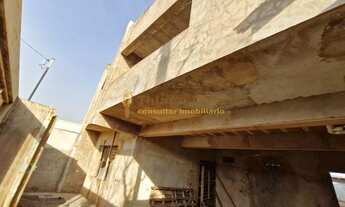 Imagem 2: Sobrado inacabado à venda com 3 dormitórios e amplo quintal em fase de acabamento no bairr