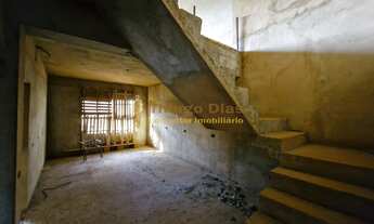 Imagem 7: Sobrado inacabado à venda com 3 dormitórios e amplo quintal em fase de acabamento no bairr