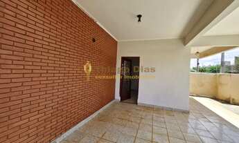 Imagem 3: Sobrado á venda com 4 dormitórios, 4 salas e amplo quintal no bairro Bom Clima na cidade d