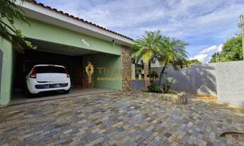 Imagem 2: Casa ampla com 4 dormitórios, escritório, edícula, piscina, quintal á venda na região cent