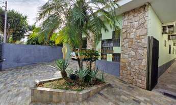 Imagem 3: Casa ampla com 4 dormitórios, escritório, edícula, piscina, quintal á venda na região cent