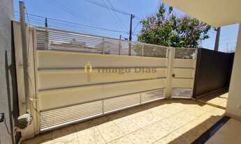 Imagem 2: Casa à venda com varanda e churrasqueira, 2 vagas, 3 dormitórios, quintal, no bairro Resid