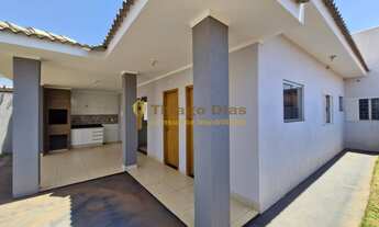 Imagem: Casa à venda com varanda e churrasqueira