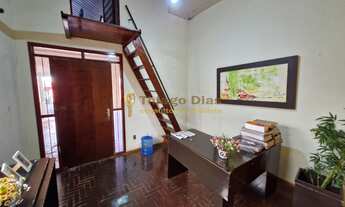 Imagem: Casa com salão, edícula e amplo terreno