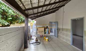 Imagem 4: Casa ampla com varanda aconchegante, 3 dormitórios, 2 banheiros, 2 vagas, quintal no bairr