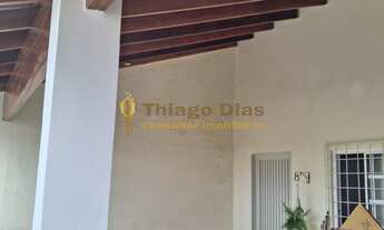 Imagem 2: Casa à venda com garagem coberta para 2 veículos, 2 dormitórios e quintal no Pacaembu na c