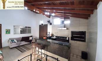 Imagem 2: Casa á venda ampla, com 3 dormitórios (sendo 1 suíte) e varanda gourmet com churrasqueira