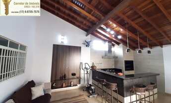 Imagem 1: Casa á venda ampla, com 3 dormitórios (sendo 1 suíte) e varanda gourmet com churrasqueira