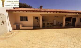 Imagem 2: Casa á venda com 3 dormitórios (sendo 1 suíte), 4 salas, copa e cozinha, 3 banheiros e amp