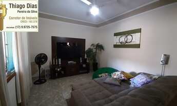 Imagem 2: Casa á venda com 3 dormitórios (sendo 1 suíte), 2 vagas, piscina e amplo quintal no bairro