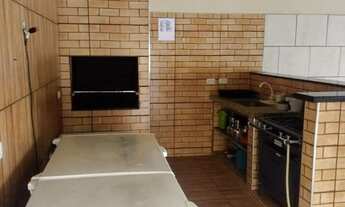 Imagem 6: Casa á venda com 2 dormitórios, 2 banheiros, com piscina e ampla varanda com churrasqueira