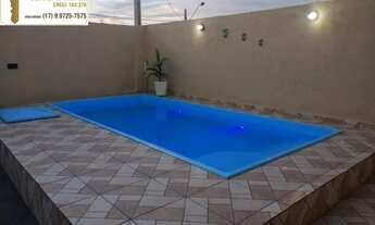 Imagem 2: Casa á venda com 2 dormitórios, 2 banheiros, com piscina e ampla varanda com churrasqueira