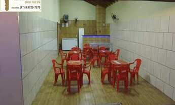 Imagem 3: Casa á venda com 2 dormitórios, 2 banheiros, com piscina e ampla varanda com churrasqueira