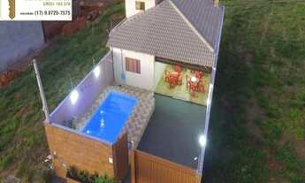 Imagem 4: Casa á venda com 2 dormitórios, 2 banheiros, com piscina e ampla varanda com churrasqueira