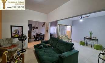 Imagem 6: Casa á venda com 3 salas, 3 dormitórios, ampla varanda, garagem para 4 veículos no bairro