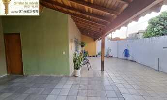 Imagem 3: Casa á venda com 3 salas, 3 dormitórios, ampla varanda, garagem para 4 veículos no bairro