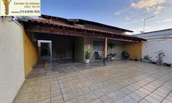 Imagem 2: Casa á venda com 3 salas, 3 dormitórios, ampla varanda, garagem para 4 veículos no bairro