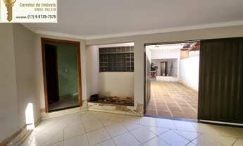 Imagem 2: Casa á venda com 3 dormitórios (sendo 1 suíte), 3 vagas na garagem, varanda e amplo quinta