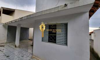 Imagem 3: Casa á venda com 2 dormitórios, ampla varanda e quintal em ótima localização no bairro Vil