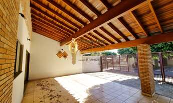 Imagem 2: Casa á venda com 4 dormitórios (sendo 1 suíte com hidro), piscina, varanda com churrasquei