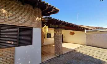 Imagem 3: Casa á venda com 4 dormitórios (sendo 1 suíte com hidro), piscina, varanda com churrasquei