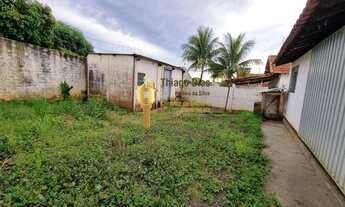 Imagem 2: Casa á venda com 2 dormitórios, ampla varanda e quintal em ótima localização no bairro Vil