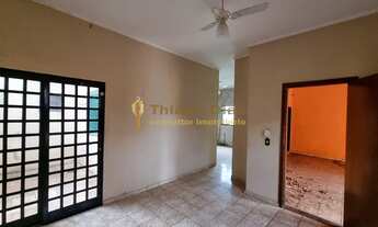 Imagem 2: Casa á venda com edícula no total de 4 dormitórios, quintal, churrasqueira em ótima locali