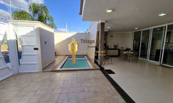 Imagem: Casa alto padrão com piscina e garagem