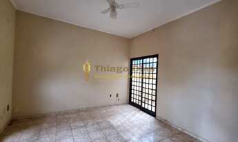 Imagem 6: Casa á venda com edícula no total de 4 dormitórios, quintal, churrasqueira em ótima locali