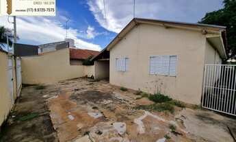 Imagem 2: Casa á venda em ótima localização com 3 dormitórios, amplo espaço na garagem e quintal no