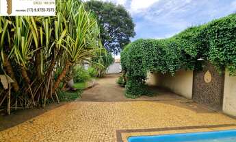 Imagem 2: Casa ampla com 4 dormitórios, edícula com piscina, varanda com churrasqueira, escritório á