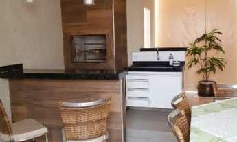 Imagem: Casa rica em armários, acabamento de primeira