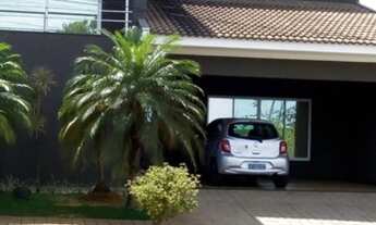 Imagem: Lindo sobrado com sacada. Os quartos ficam