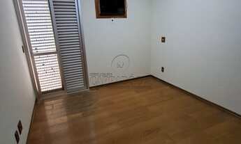 Imagem 7: Imóvel com 3 dormitórios sendo um tipo apartamento, todos com ar condicionado e guarda-rou