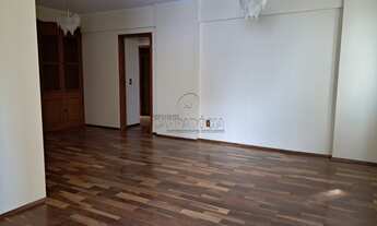 Imagem 4: Imóvel com 3 dormitórios sendo um tipo apartamento, todos com ar condicionado e guarda-rou