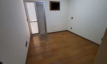 Imagem 6: Imóvel com 3 dormitórios sendo um tipo apartamento, todos com ar condicionado e guarda-rou