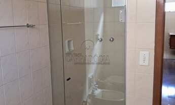 Imagem 5: Imóvel com 3 dormitórios sendo um tipo apartamento, todos com ar condicionado e guarda-rou