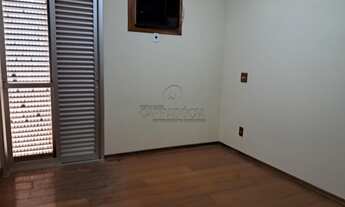 Imagem 3: Imóvel com 3 dormitórios sendo um tipo apartamento, todos com ar condicionado e guarda-rou