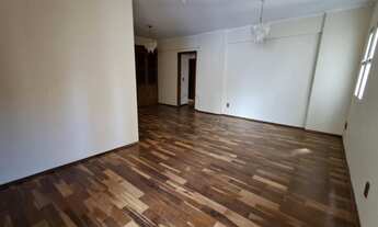 Imagem 2: Imóvel com 3 dormitórios sendo um tipo apartamento, todos com ar condicionado e guarda-rou