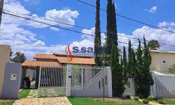 Imagem 2: CASA COM 04 SUÍTES SENDO 03 COM ARMÁRIOS PLANEJADOS, CHURRASQUEIRA, ÁREA VERDE, JARDIM, VA