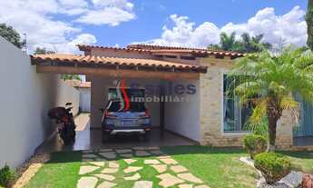 Imagem 3: CASA COM 04 SUÍTES SENDO 03 COM ARMÁRIOS PLANEJADOS, CHURRASQUEIRA, ÁREA VERDE, JARDIM, VA